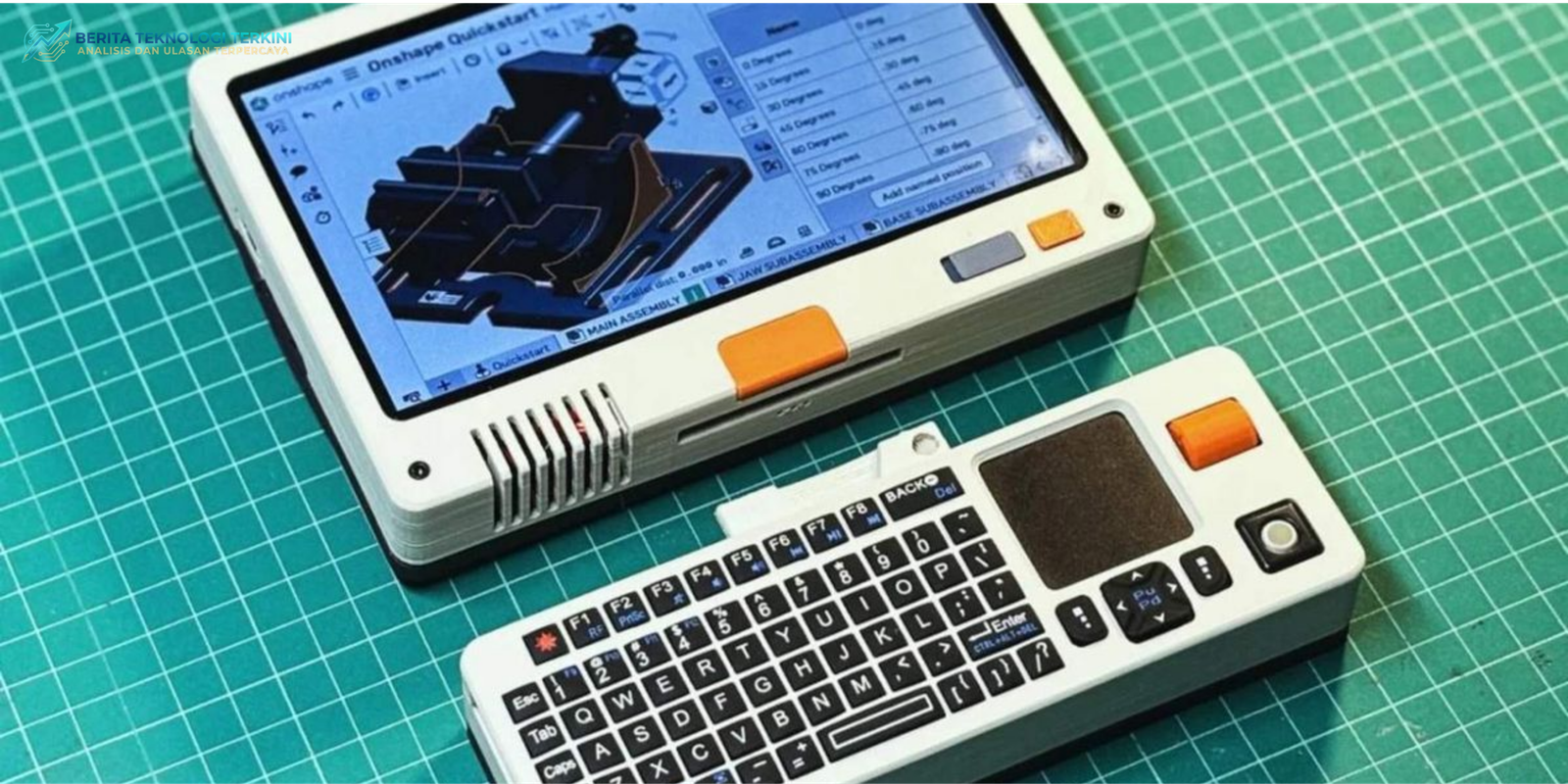 Bentuk fisik komputer rakitan bertema tren cyberdeck dengan keyboard mekanis dan casing printer 3D hijau.